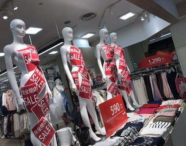 羞羞臉《假人模特兒沒穿褲子》這樣沒穿褲子也感覺好害羞耶