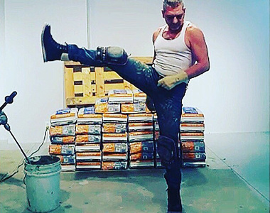 網路爆紅《工地跳舞萌大叔》舞出自己～看那漂亮的踢腿