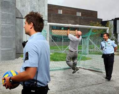 世界好不公平《世界最爽監獄生活》那我們這麼努力幹嘛...