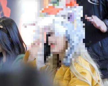 女偶像《為了滿足粉絲願望把禮物通通往頭上戴去》結果一個不小心就變成疊疊樂場景ㅋㅋ