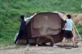 韓國網友求救《在露營場看到人體活化石》瞧這屁股翹的w