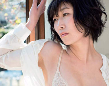 H罩杯女諧星《川村惠美子》挑戰封袋寫真巨乳解禁