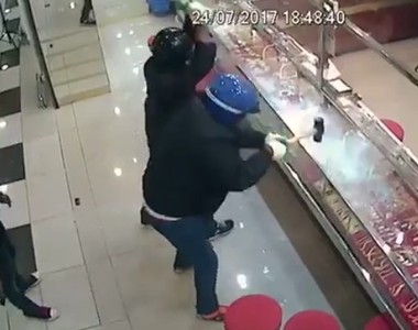 馬來西亞《珠寶店搶劫失敗影片》敲快一分鐘玻璃還是敲不破.....XD