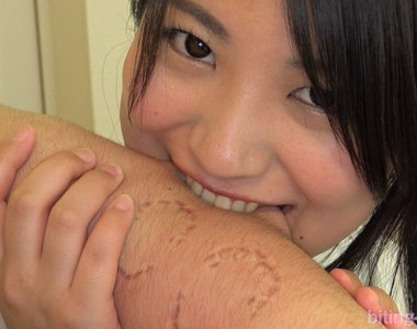 喜歡被咬《牙齒愛好者協會》大家都很享受美少女們在身上一口一口的咬