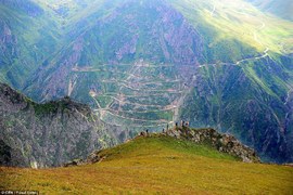 世界上《最危險公路》但從上帝視角看卻很美... 世界上《最危險公路》但從上帝視角看卻很美...