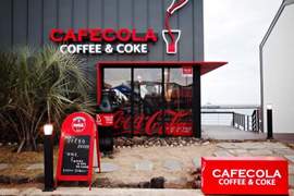 整家店都紅通通的《可樂咖啡專賣店》走進店裡才知道有多驚人