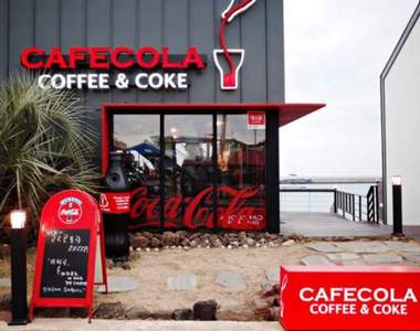 整家店都紅通通的《可樂咖啡專賣店》走進店裡才知道有多驚人