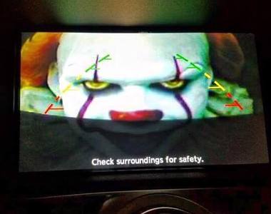 老婆真辛苦《倒車鏡頭裡看到小丑》以後上車前先檢查鏡頭啊...