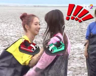 嬌羞揉奶《女藝人在節目上公然摸乳》讓來賓和觀眾好興奮阿......