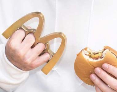 麥當勞出人命啦《藝術家把LOGO實體化成武器》危險程度直接變成殺人武器