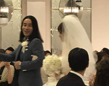 《超嶄新婚禮換裝》長髮新郎的二進造型嚇壞在場賓客wwww