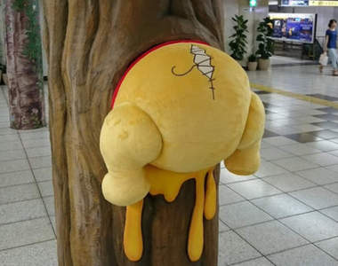 《小熊維尼》肉便器化？新宿車站出現任你摸的維尼屁屁❤