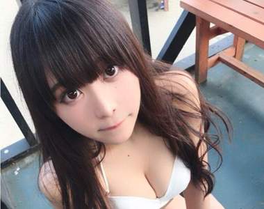 《真島なおみ》看見她醉翁之意恐怕不是那顆美人痣吧XD
