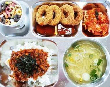 我願意轉學《五星級營養午餐》那當初念書吃的那些真的是...