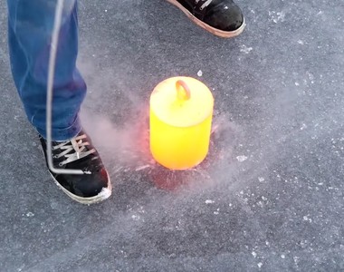 《20公斤烙鐵放上結冰湖面》意外是非常舒壓的影片w