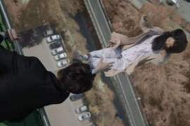 來看演員如何《拍攝跳樓戲》心臟太小顆的請大大的深呼吸