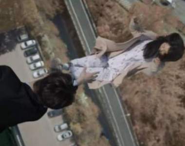 來看演員如何《拍攝跳樓戲》心臟太小顆的請大大的深呼吸