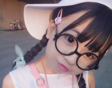 《童顏萌少女油貓餅》以為自己喜歡大姐姐但她的照片讓我...