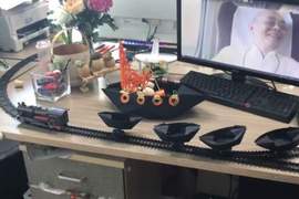 別小看辦公室女孩的威力《如何在辦公室做迴轉壽司》好..簡單！