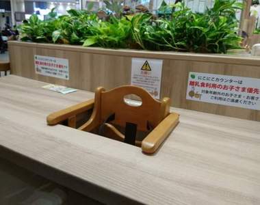 貼心設計《與餐桌合體的兒童座椅》媽媽餵食小朋友也更加方便♪