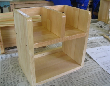 日本國中《木工技術課程》課堂上作的木製書架現在還是很好用