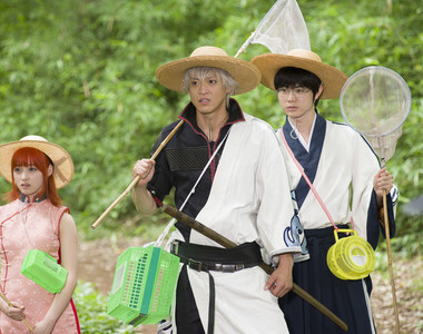 抓獨角仙啦XD《銀魂真人版電影》現場花絮照片 期待全裸塗蜂蜜…