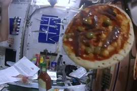 可能怎麼想都想不到《如何在外太空自製Pizza》把比薩當皮球丟來丟去就完成了