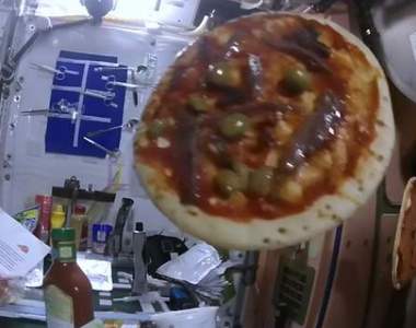 可能怎麼想都想不到《如何在外太空自製Pizza》把比薩當皮球丟來丟去就完成了