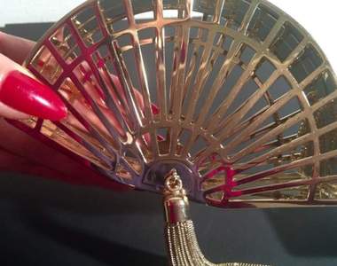 《無用包包大賞》叶姊妹「什麼都裝不下的包包系列」到底有多不實用ww