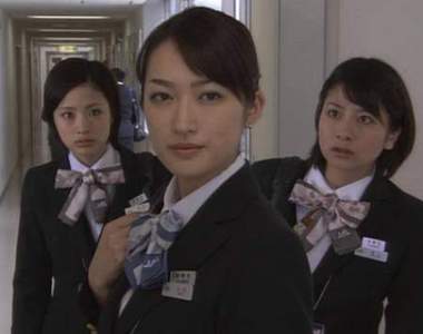 《飛機故障延遲六小時乘客直接報警》怎麼辦不爭氣的笑了