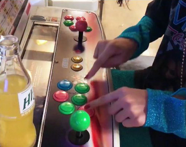 流行雜誌ViVi宣傳照《惹惱大型機台遊戲迷》年輕人都不會玩機台了嗎……