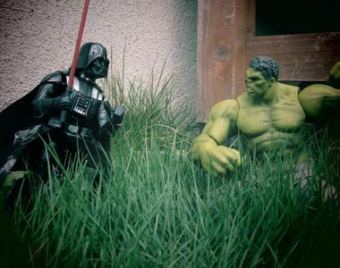 綠之日就來玩《綠色人物公仔寫真集》綠油油一片真是保護眼睛……