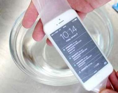 絕對驚訝的10個《保險套活用法》小套套可以保護手機你知道嗎？