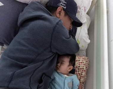 我會永遠保護你《爸爸用身體替病兒擋住寒風》種種舉動讓眾人知道他真的很愛孩子阿...