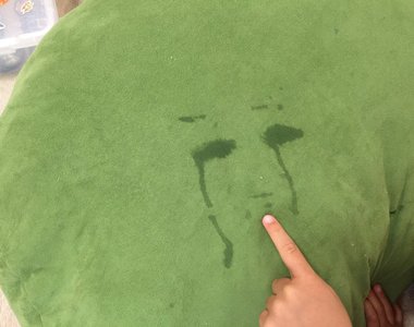 小朋友哭鬧後的《哭臉拓印》趴在抱枕上留下來的淚痕