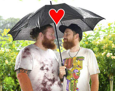 《新娘太忙新郎只好跟伴郎拍婚紗照去》老婆看完表示:腐腐的♥