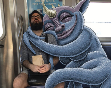 黑色幽默插畫《地鐵裡的怪物》在電車內意外展現出很人性的一面（笑）