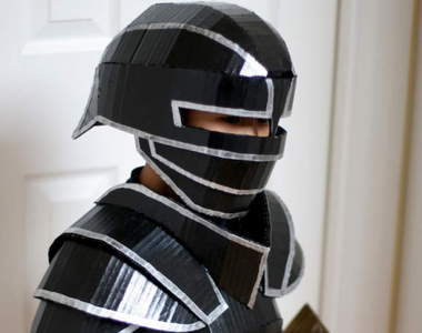 《瓦楞紙騎士鎧甲》藝術家替6歲小朋友製作的超帥童心裝備