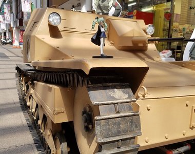 技術型宅宅《自製戰車參加動漫展》但是得先通過警察這一關……