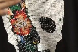 ZARA MAN《骷髏頭亮片T》輕輕一撥就變成了不同的花色骷髏~好想玩啊 ZARA MAN《骷髏頭亮片T》輕輕一撥就變成了不同的花色骷髏~好想玩啊