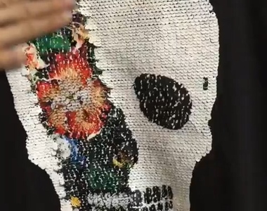 ZARA MAN《骷髏頭亮片T》輕輕一撥就變成了不同的花色骷髏~好想玩啊