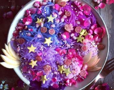 《獨角獸冬粉》把食物染得五顏六色的趨勢永不消退