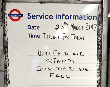 《倫敦恐攻事件》但是地鐵看板寫滿溫馨訊息Q _Q