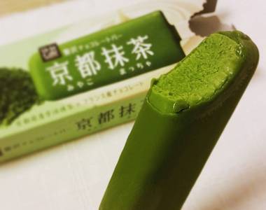 日本Lawson推出《京都抹茶巧克力冰棒》剛好到日本玩的抹茶控們別忘了買來吃吃