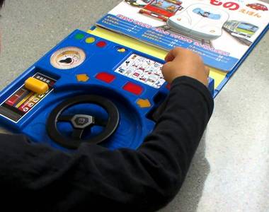 《大人認真玩小孩繪本的結果》超高再現度有如實際搭上電車一樣