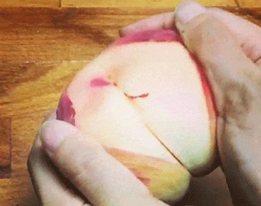 日本推特影片《超完美剝桃子皮》全世界網友都驚呆了Σ(ﾟ△ﾟ；)  