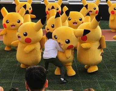 意外現場《皮卡丘表演到一半洩氣了》啊啊啊～皮卡丘變成一坨啦～～