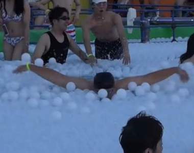 《在夜間泳池認真游泳的結果》還是轉戰市民游泳池比較適合吧...