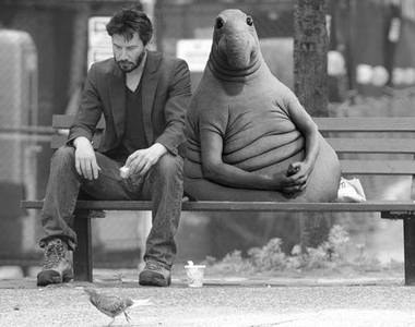 《等待者》從荷蘭醫院爆紅到烏克蘭國會的詭異雕塑