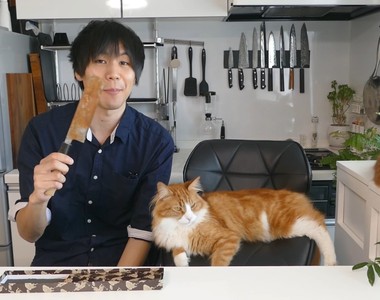 爆紅《磨亮100元鏽刀》舒壓影片 其實根本就是來曬貓的吧(指)